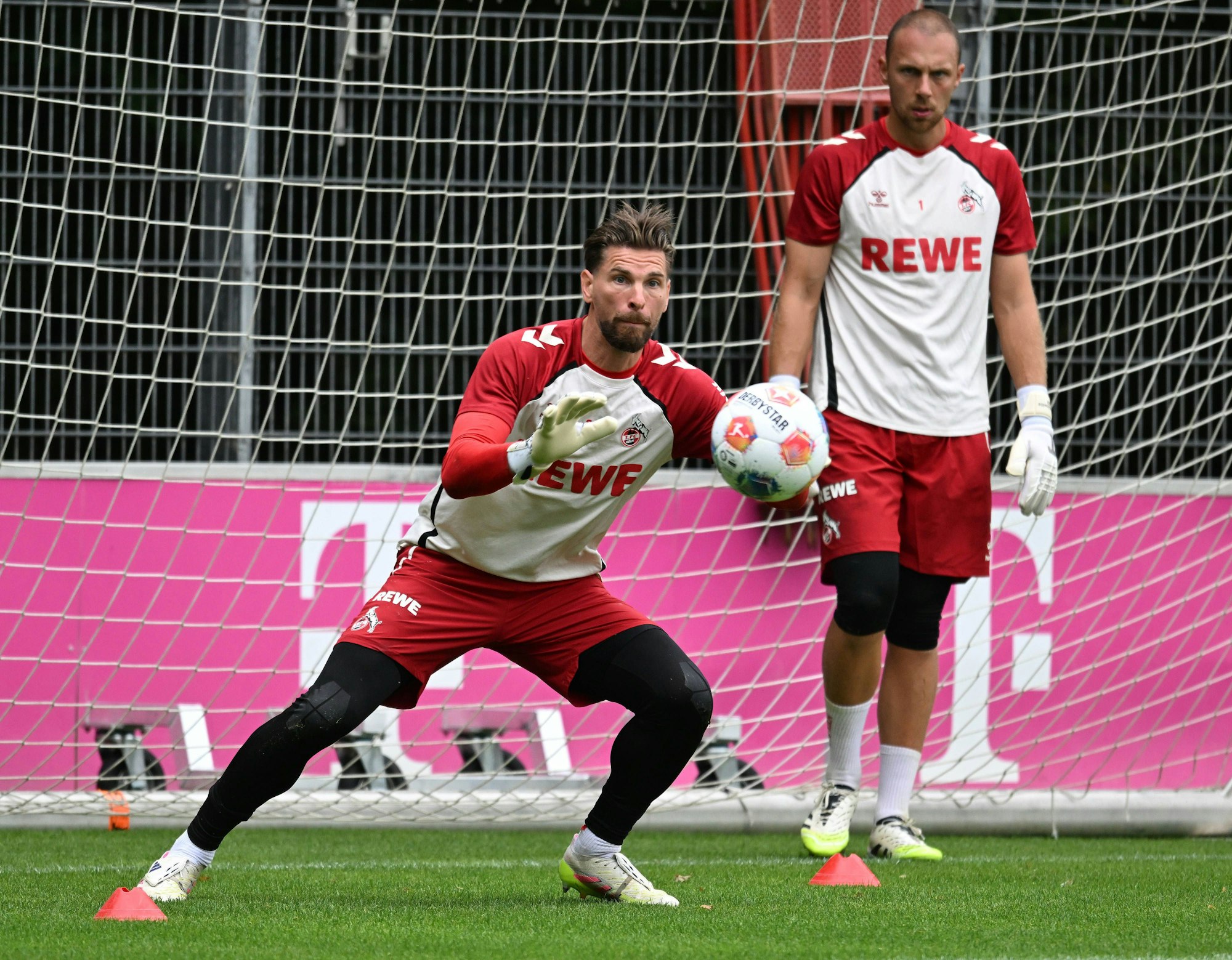 14.07.2025, xophax, Fussball 1.Bundesliga, 1.FC Köln Training Ron Robert Zieler , vorn und Marvin Schwäbe, rechts beide 1.FC Köln DFL/DFB REGULATIONS PROHIBIT ANY USE OF PHOTOGRAPHS as IMAGE SEQUENCES and/or QUASI-VIDEO Köln *** 14 07 2025, xophax, Soccer 1 Bundesliga, 1 FC Köln Training Ron Robert Zieler , front and Marvin Schwäbe, right both 1 FC Köln DFL DFB REGULATIONS PROHIBIT ANY USE OF PHOTOGRAPHS as IMAGE SEQUENCES and or QUASI VIDEO Köln