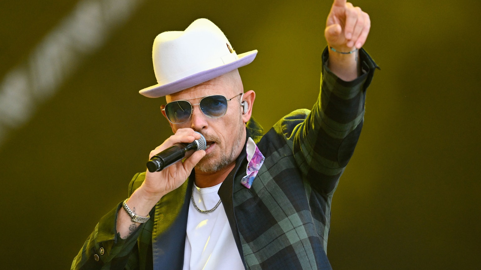 Jan Delay mit Hut und Mikro auf der Bühne. (Archiv)