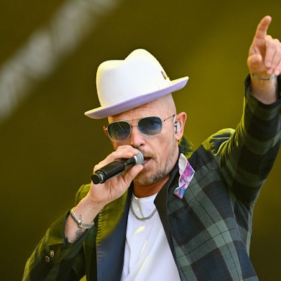 Jan Delay mit Hut und Mikro auf der Bühne. (Archiv)