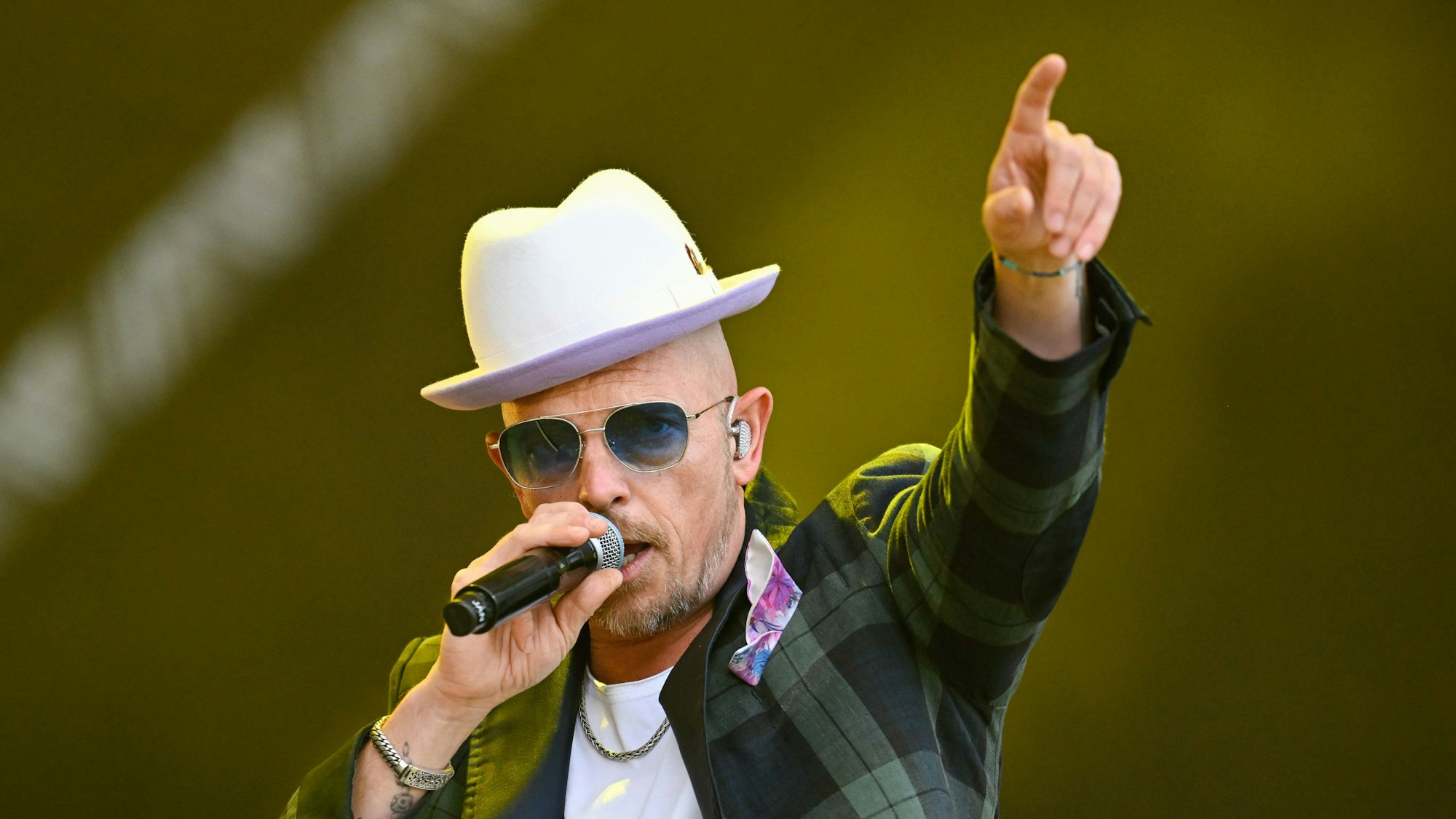 Jan Delay mit Hut und Mikro auf der Bühne. (Archiv)