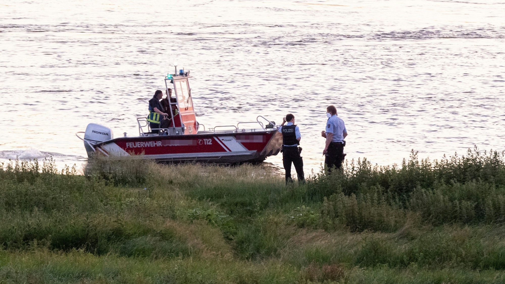 Einsatzkräfte der Polizei, Feuerwehr und DRLG im Einsatz (Symbolfoto).