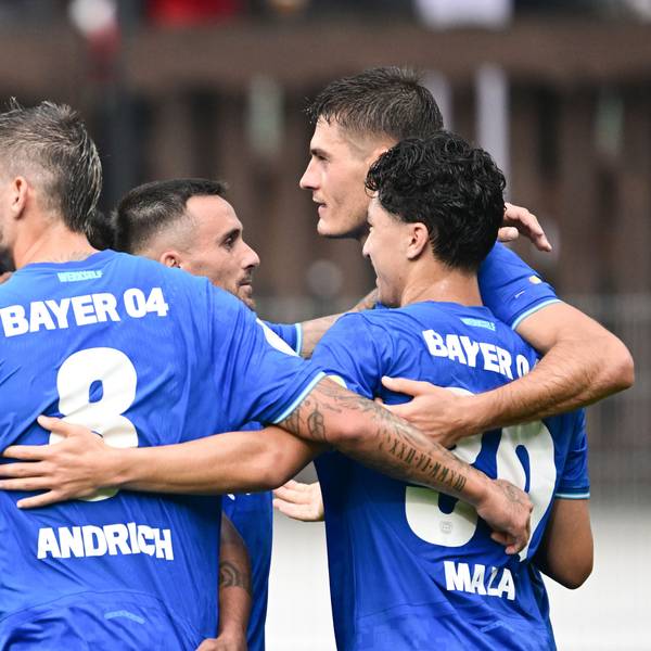 15.08.2025, Baden-Württemberg, Aspach: Fußball: DFB-Pokal, SG Sonnenhof Großaspach - Bayer Leverkusen, 1. Runde, WIRmachenDRUCK Arena. Die Spieler von Bayer Leverkusen freuen sich über ihren Treffer zum 1:0 mit Torschütze Patrik Schick (2.v.r, Bayer Leverkusen). Foto: Bernd Weißbrod/dpa - WICHTIGER HINWEIS: Gemäß den Vorgaben der DFL Deutsche Fußball Liga bzw. des DFB Deutscher Fußball-Bund ist es untersagt, in dem Stadion und/oder vom Spiel angefertigte Fotoaufnahmen in Form von Sequenzbildern und/oder videoähnlichen Fotostrecken zu verwerten bzw. verwerten zu lassen. +++ dpa-Bildfunk +++