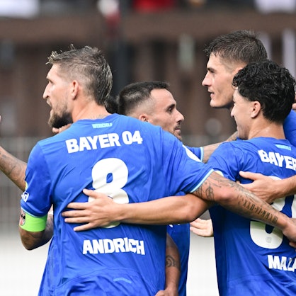 15.08.2025, Baden-Württemberg, Aspach: Fußball: DFB-Pokal, SG Sonnenhof Großaspach - Bayer Leverkusen, 1. Runde, WIRmachenDRUCK Arena. Die Spieler von Bayer Leverkusen freuen sich über ihren Treffer zum 1:0 mit Torschütze Patrik Schick (2.v.r, Bayer Leverkusen). Foto: Bernd Weißbrod/dpa - WICHTIGER HINWEIS: Gemäß den Vorgaben der DFL Deutsche Fußball Liga bzw. des DFB Deutscher Fußball-Bund ist es untersagt, in dem Stadion und/oder vom Spiel angefertigte Fotoaufnahmen in Form von Sequenzbildern und/oder videoähnlichen Fotostrecken zu verwerten bzw. verwerten zu lassen. +++ dpa-Bildfunk +++