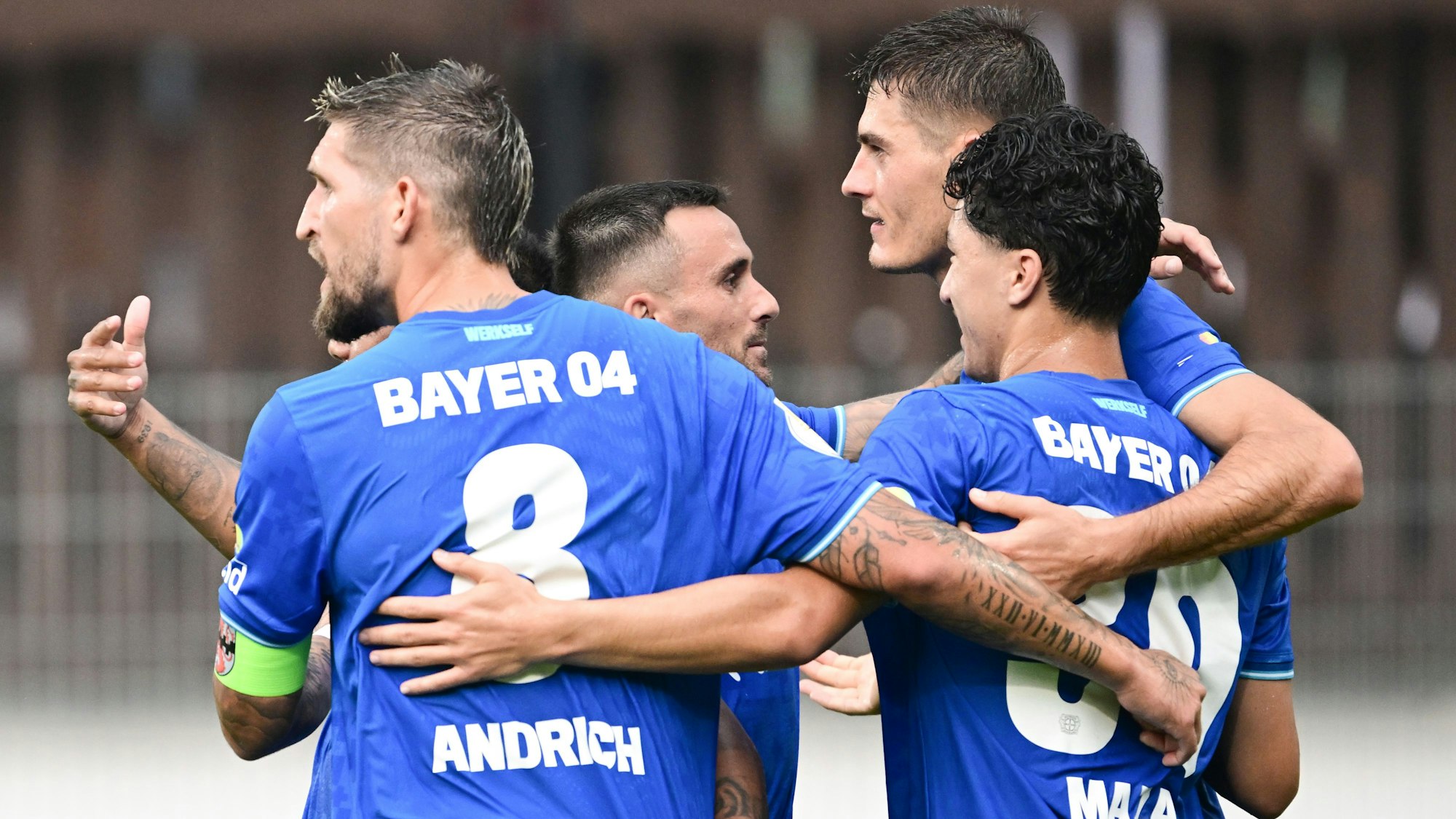 15.08.2025, Baden-Württemberg, Aspach: Fußball: DFB-Pokal, SG Sonnenhof Großaspach - Bayer Leverkusen, 1. Runde, WIRmachenDRUCK Arena. Die Spieler von Bayer Leverkusen freuen sich über ihren Treffer zum 1:0 mit Torschütze Patrik Schick (2.v.r, Bayer Leverkusen). Foto: Bernd Weißbrod/dpa - WICHTIGER HINWEIS: Gemäß den Vorgaben der DFL Deutsche Fußball Liga bzw. des DFB Deutscher Fußball-Bund ist es untersagt, in dem Stadion und/oder vom Spiel angefertigte Fotoaufnahmen in Form von Sequenzbildern und/oder videoähnlichen Fotostrecken zu verwerten bzw. verwerten zu lassen. +++ dpa-Bildfunk +++