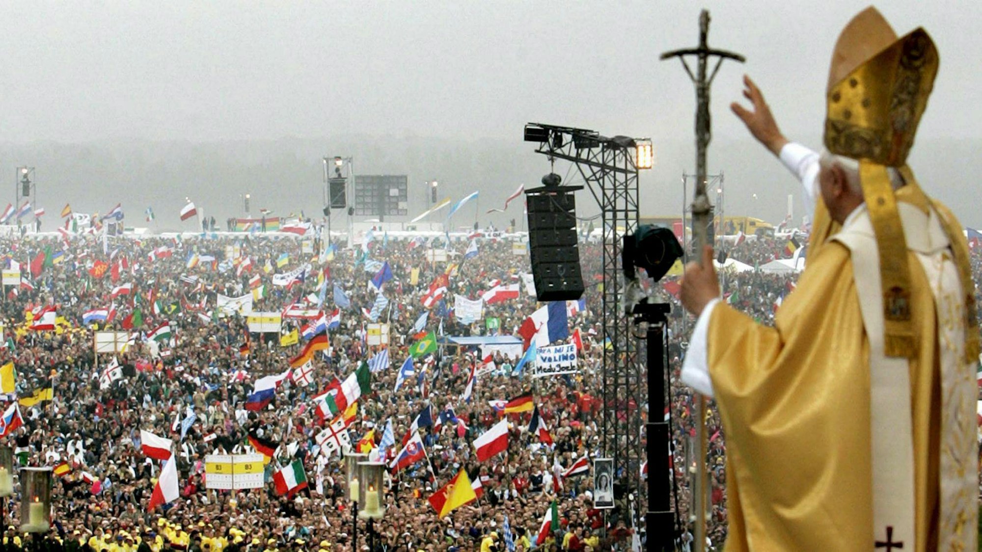 Papst Benedikt XVI. am 21. August 2005 auf dem Marienfeld