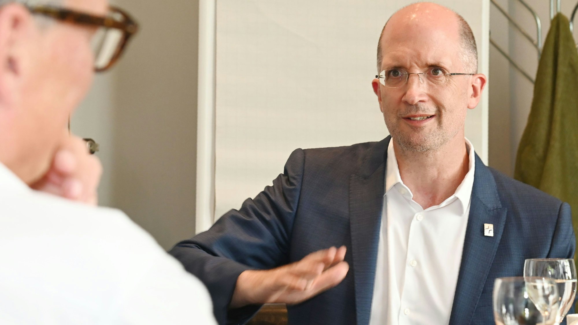 13.08.2025 Köln. Besuch von Thorsten Latzel, Präses der Evangelischen Kirche im Rheinland, zum Redaktionsgespräch mit Gerald Selch (links) und Joachim Frank.