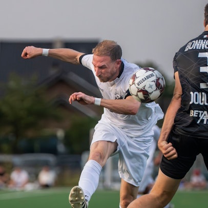 Das Bild zeigt den ehemaligen Bundesligaspieler Moritz Hartmann beim Schussversuch.