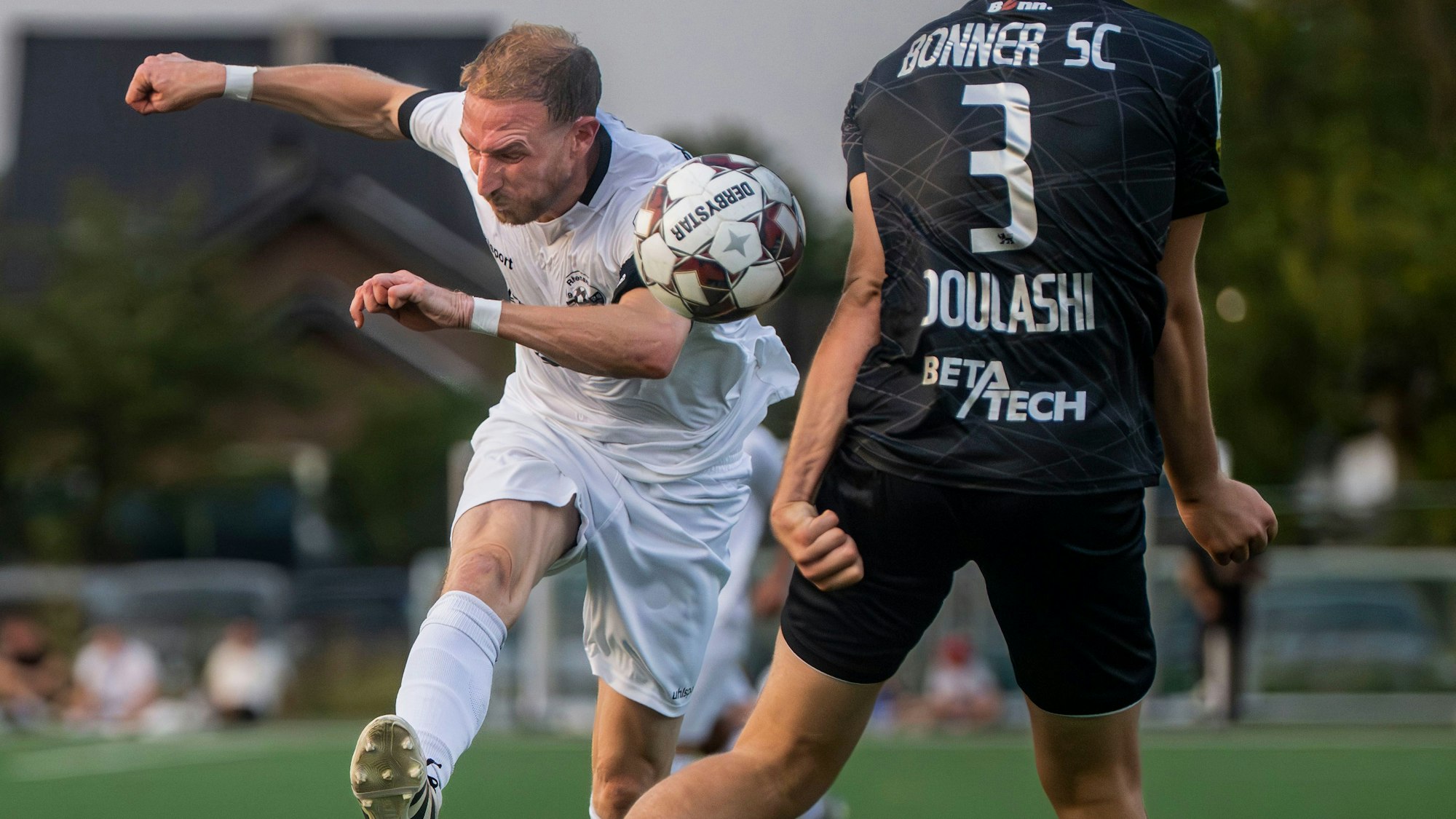 Das Bild zeigt Moritz Hartmann bei einem Schuss.