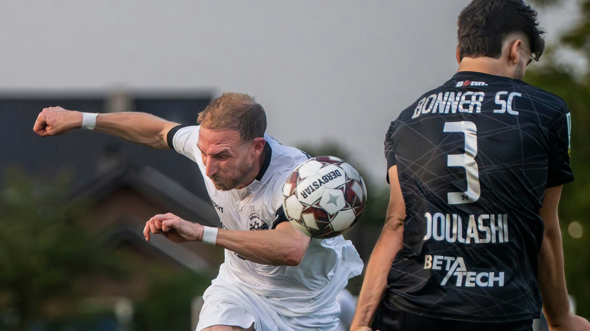 Das Bild zeigt den ehemaligen Bundesligaspieler Moritz Hartmann beim Schussversuch.