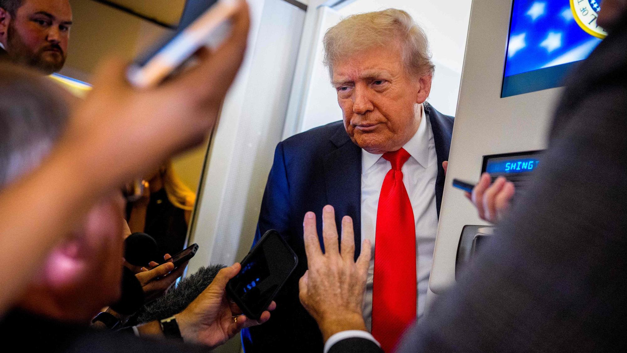 US-Präsident Donald Trump an Bord der Air Force One auf dem Weg nach Anchorage, Alaska, zu Friedensgesprächen mit Wladimir Putin.