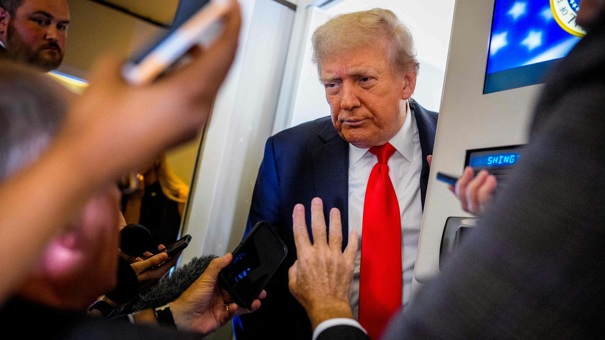 US-Präsident Donald Trump an Bord der Air Force One auf dem Weg nach Anchorage, Alaska, zu Friedensgesprächen mit Wladimir Putin.