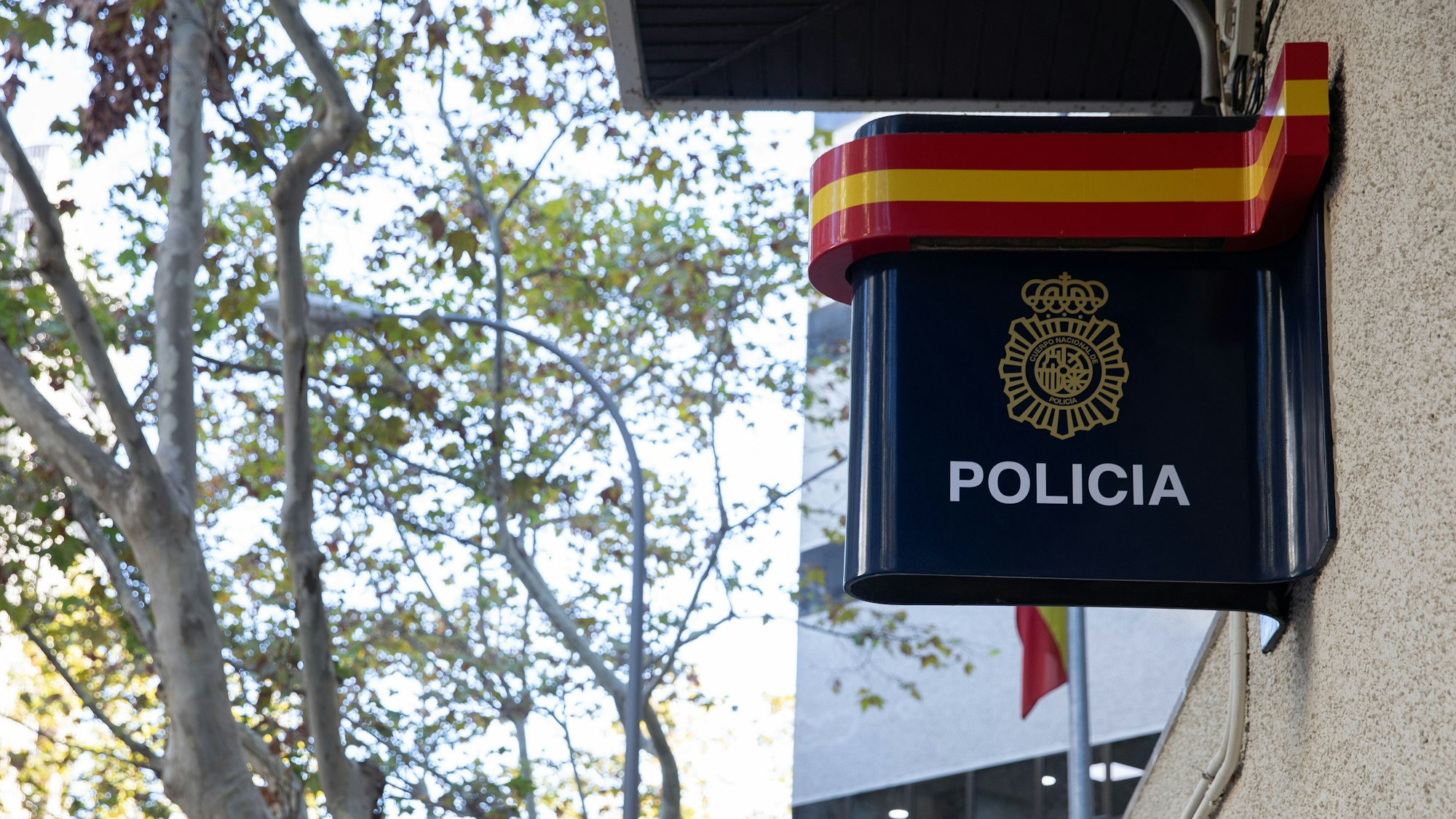 Ein Schild der spanischen Polizei hängt an ihrem Hauptsitz in der Stadt Palma. (Archivbild)