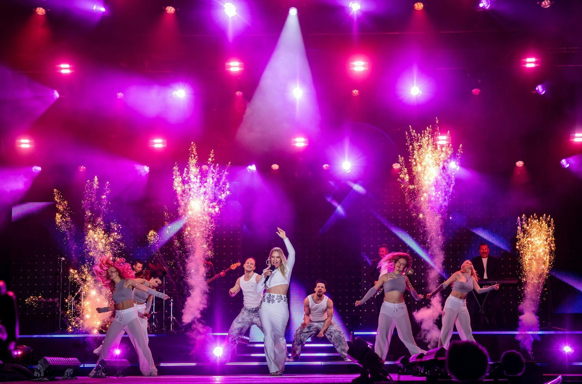 Charlien stellt ihre neue Single „WOW (Ist das denn noch normal)“ vor. (Bild: MDR/ORF/Peter Krivograd)