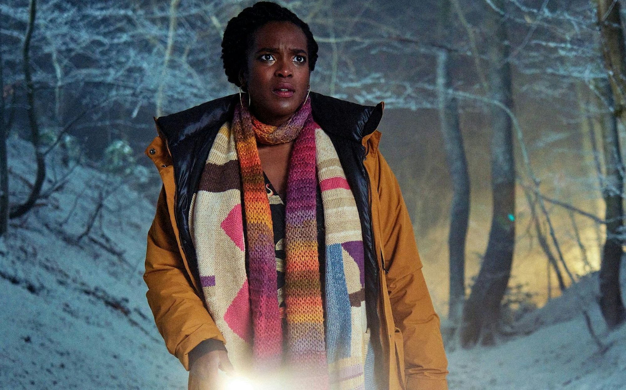 Ermittlerin Riya Ajunwa (Wunmi Mosaku) ahnt, dass in der nordenglischen Kleinstadt Chadder Vale seltsame Dinge vorgehen. (Bild: © ARD Degeto Film/SISTER & All3Media International/Matt Squire)