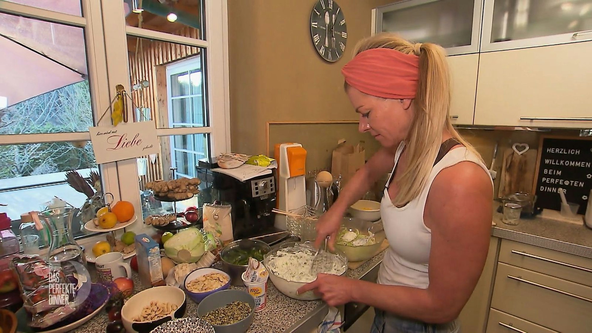 Bei Birgit wird mit Liebe gekocht, auch wenn's mal chaotisch wird.
(Bild: RTL)
