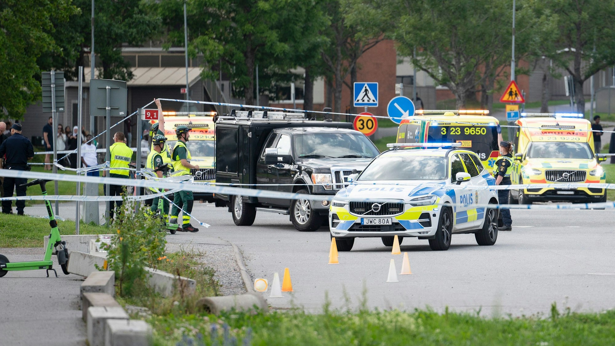 Einsatzwagen und Absperrungen vor der Moschee in Örebro.