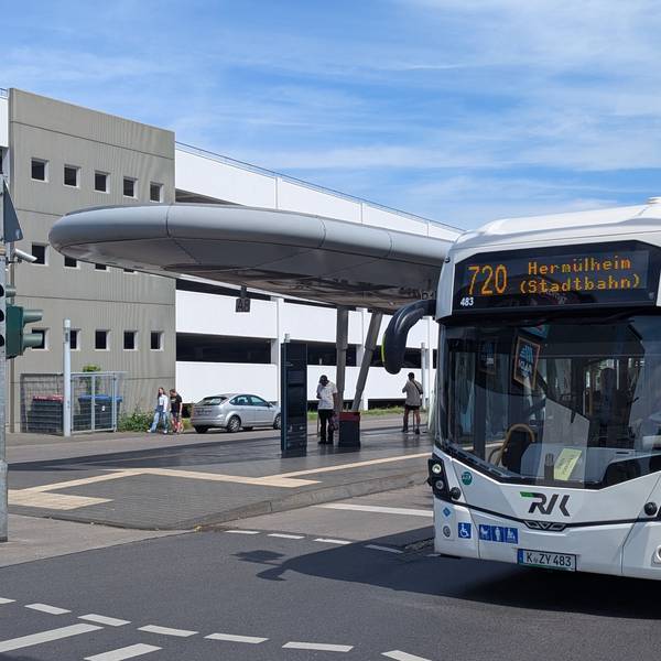 Das Foto zeigt einen Wasserstoffbus der RVK am Busbahnhof in Hürth-Mitte.