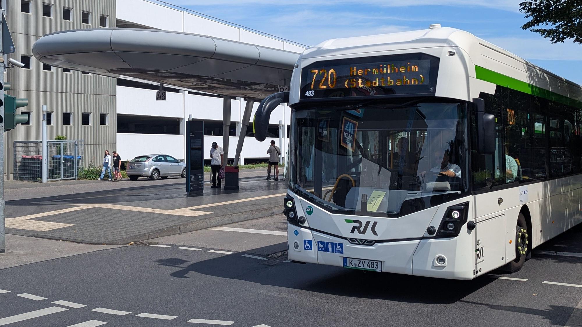 Das Foto zeigt einen Stadtbus der Linie 720 am Busbahnhof in Hürth-Mitte.