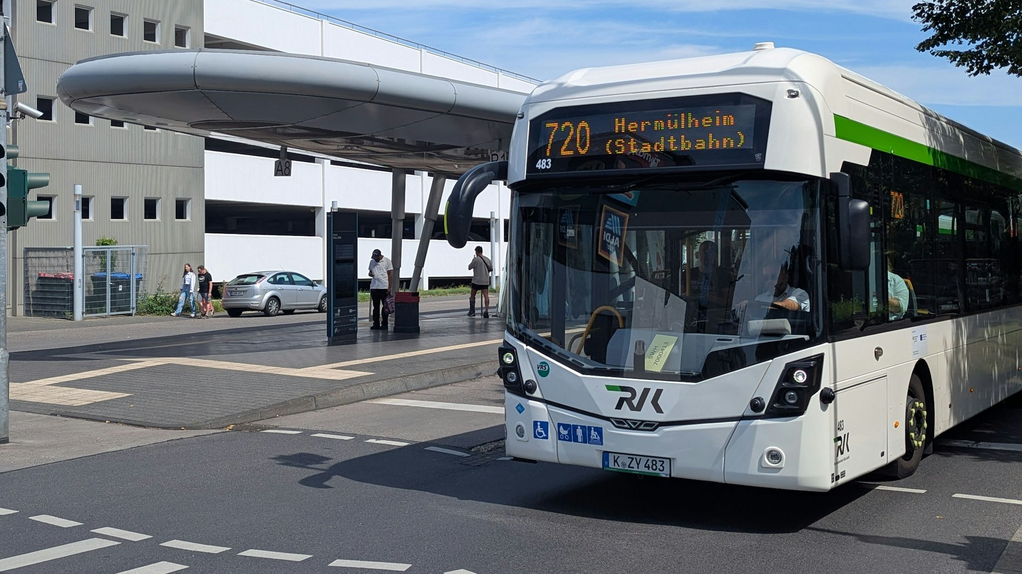 Das Foto zeigt einen Stadtbus der Linie 720, der gerade vom Busbahnhof in Hürth-Mitte aus losfährt.