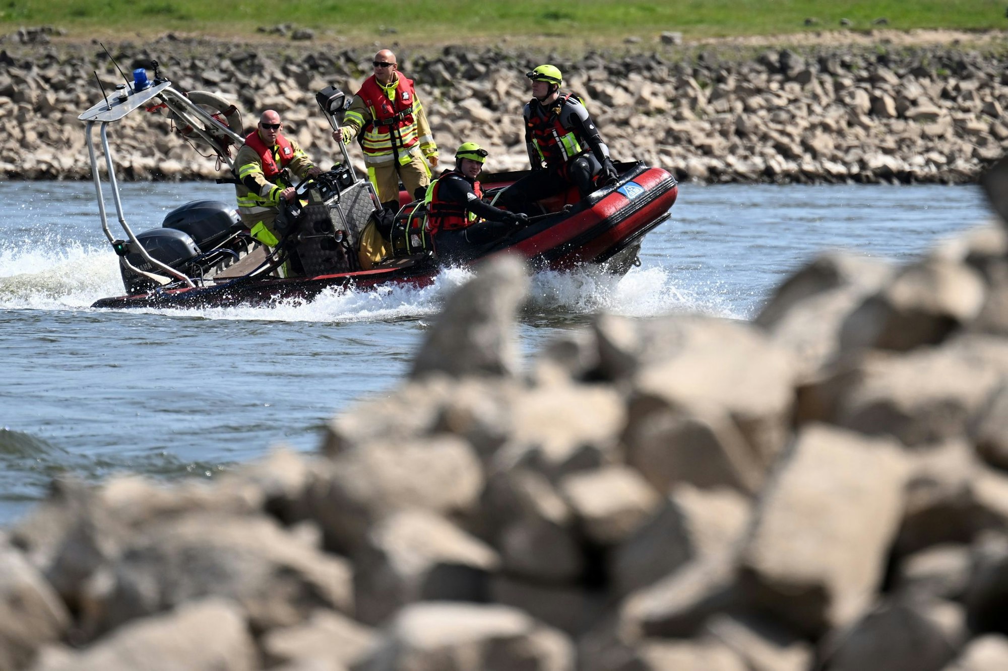 Acht Rettungsboote mit Feuerwehrleuten suchten nach dem Schwimmer. (Symbolfoto)