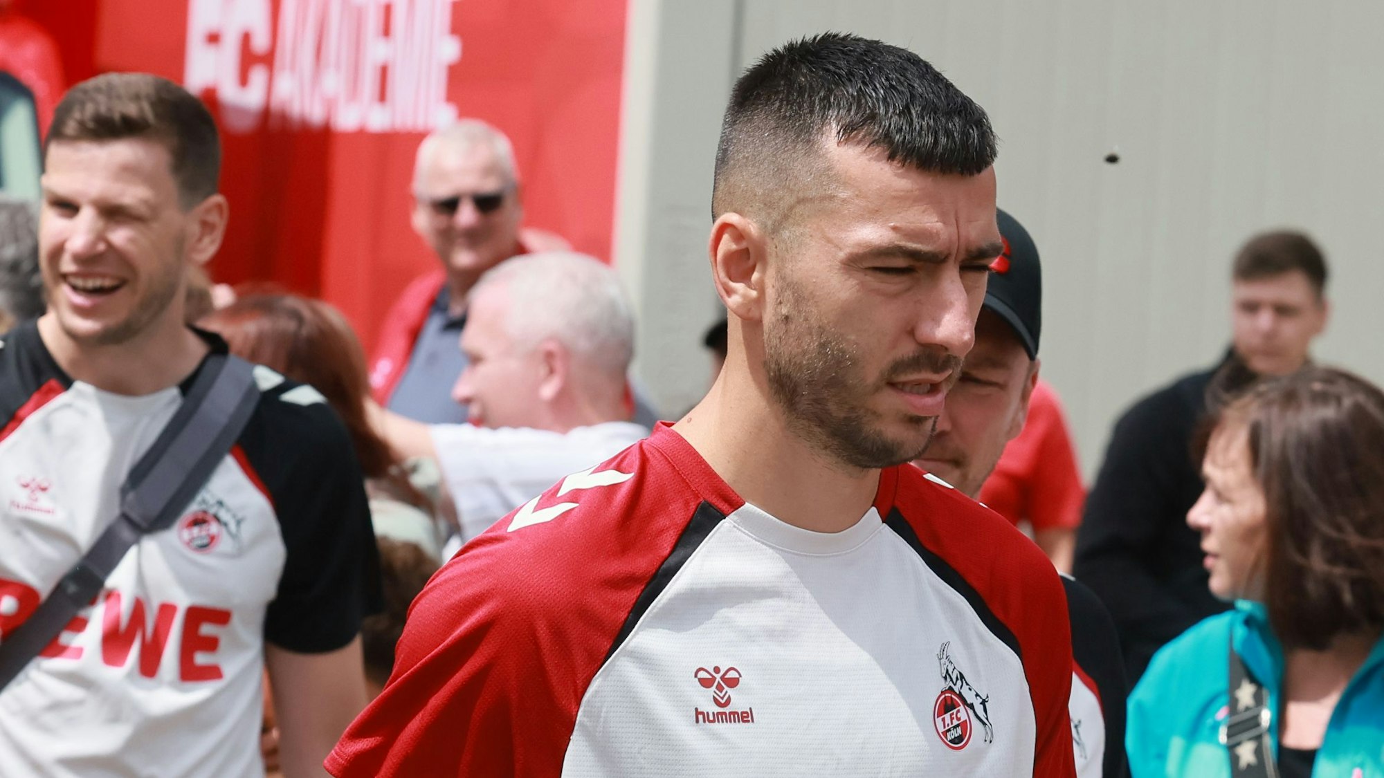 1. FC Köln, Trainingsauftakt, die Mannschaft ging gemeinsam Richtung Trainingsplatz 7, Sargis Adamyan (1. FC Köln), 07.07.2025, Bild: Herbert Bucco