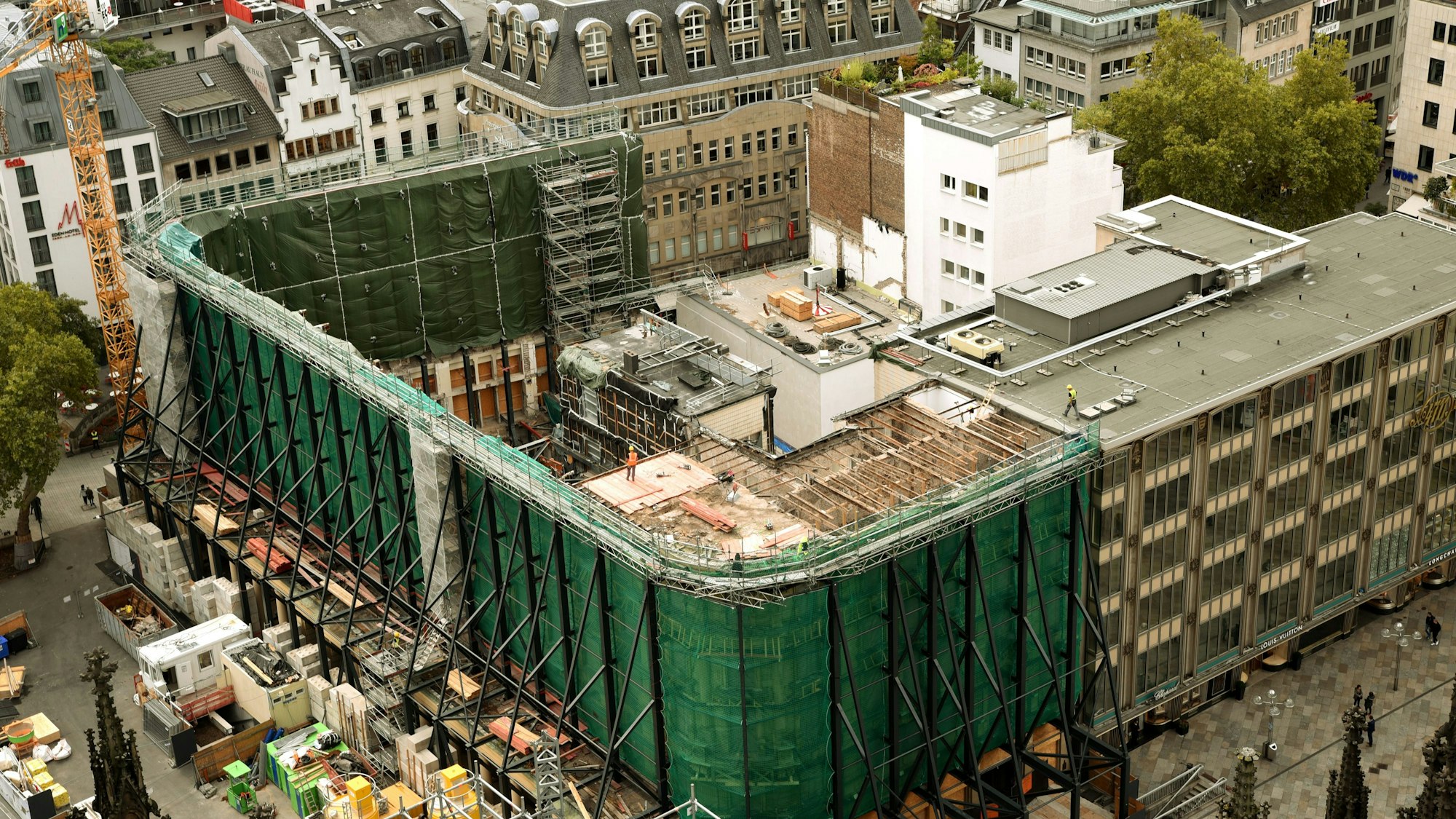 Nur die denkmalgeschützte Fassade und das Treppenhaus stehen noch.