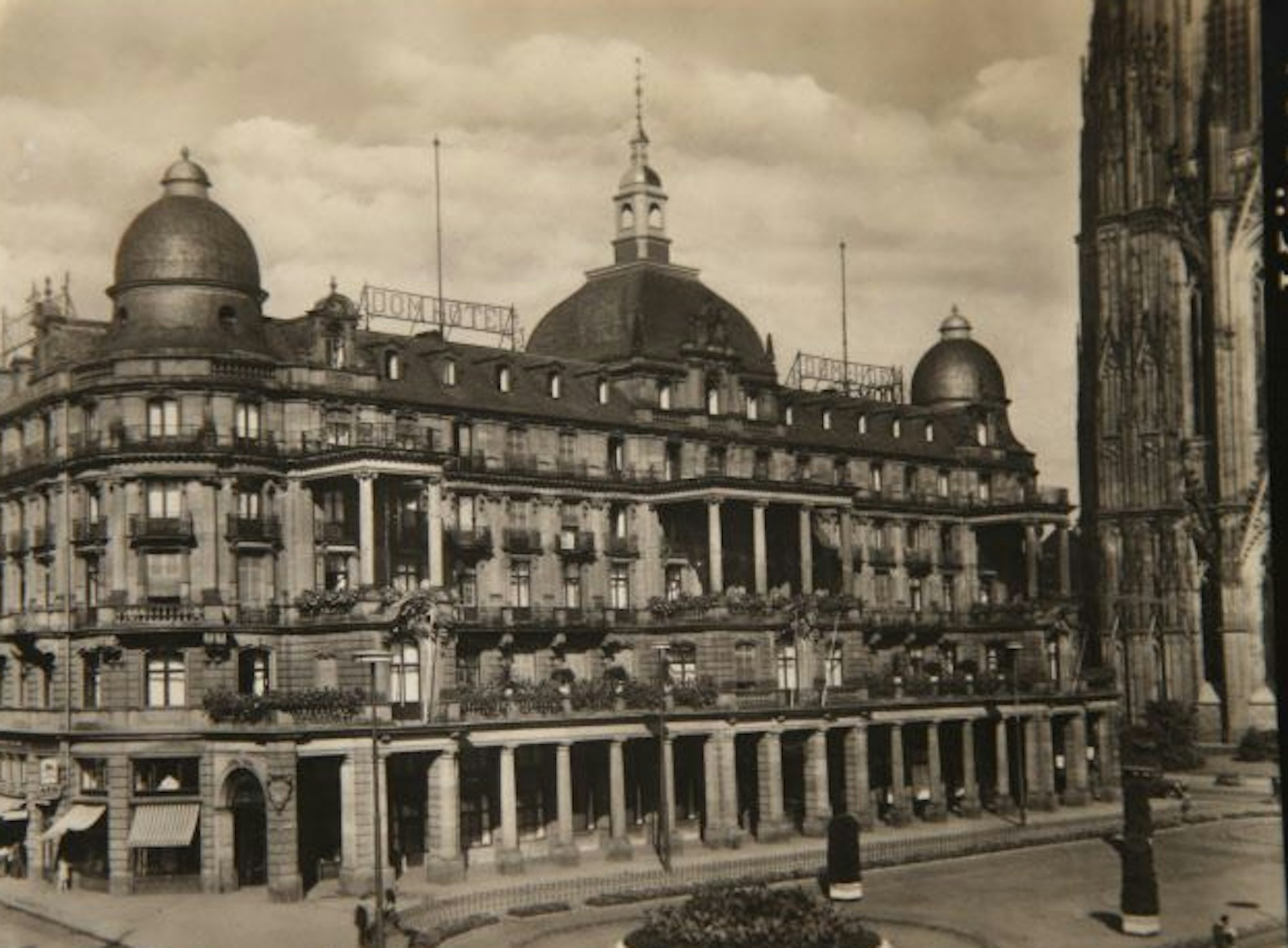 Das Dom-Hotel etwa 1930.