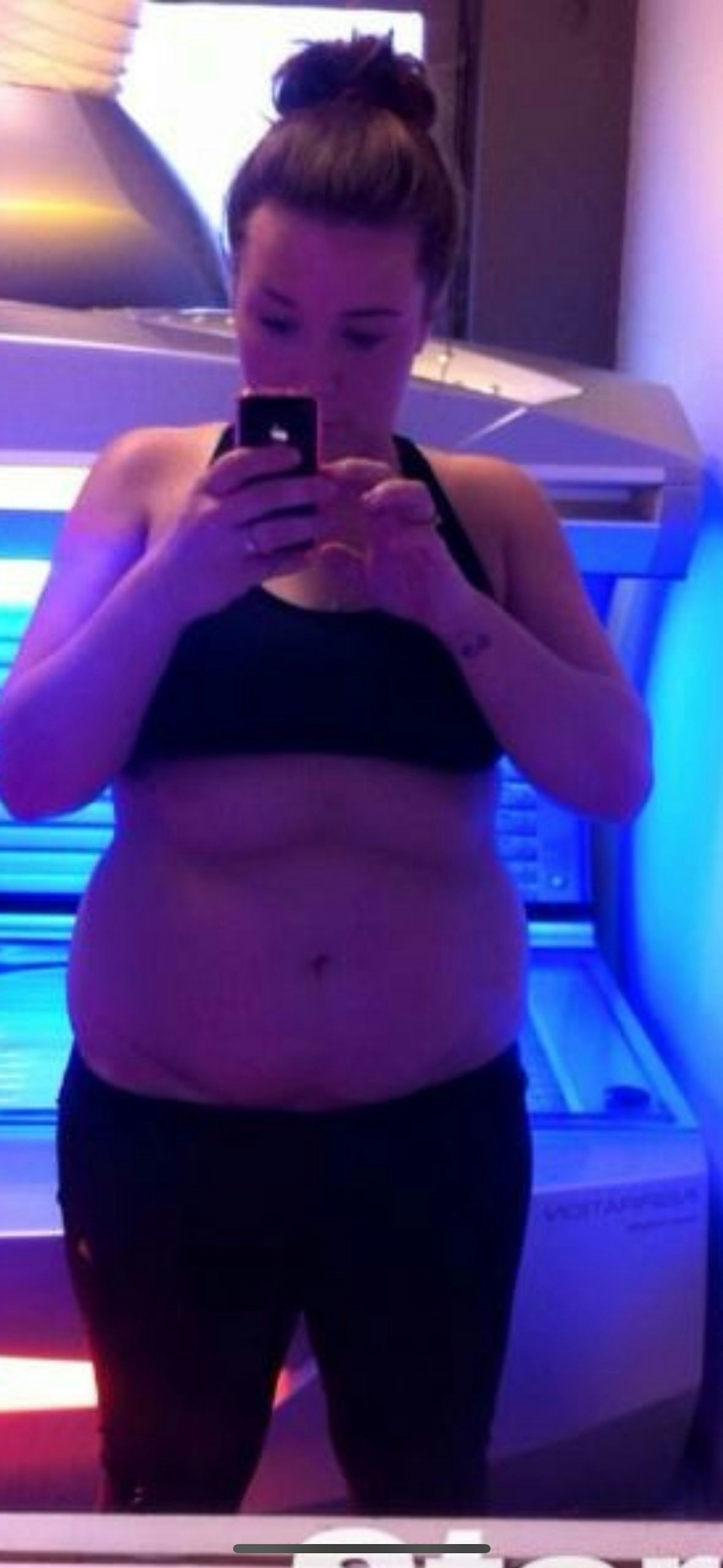 Das Bild zeigt Anna Hahn vor einigen Jahren bei einem Selfie im Sonnenstudio.