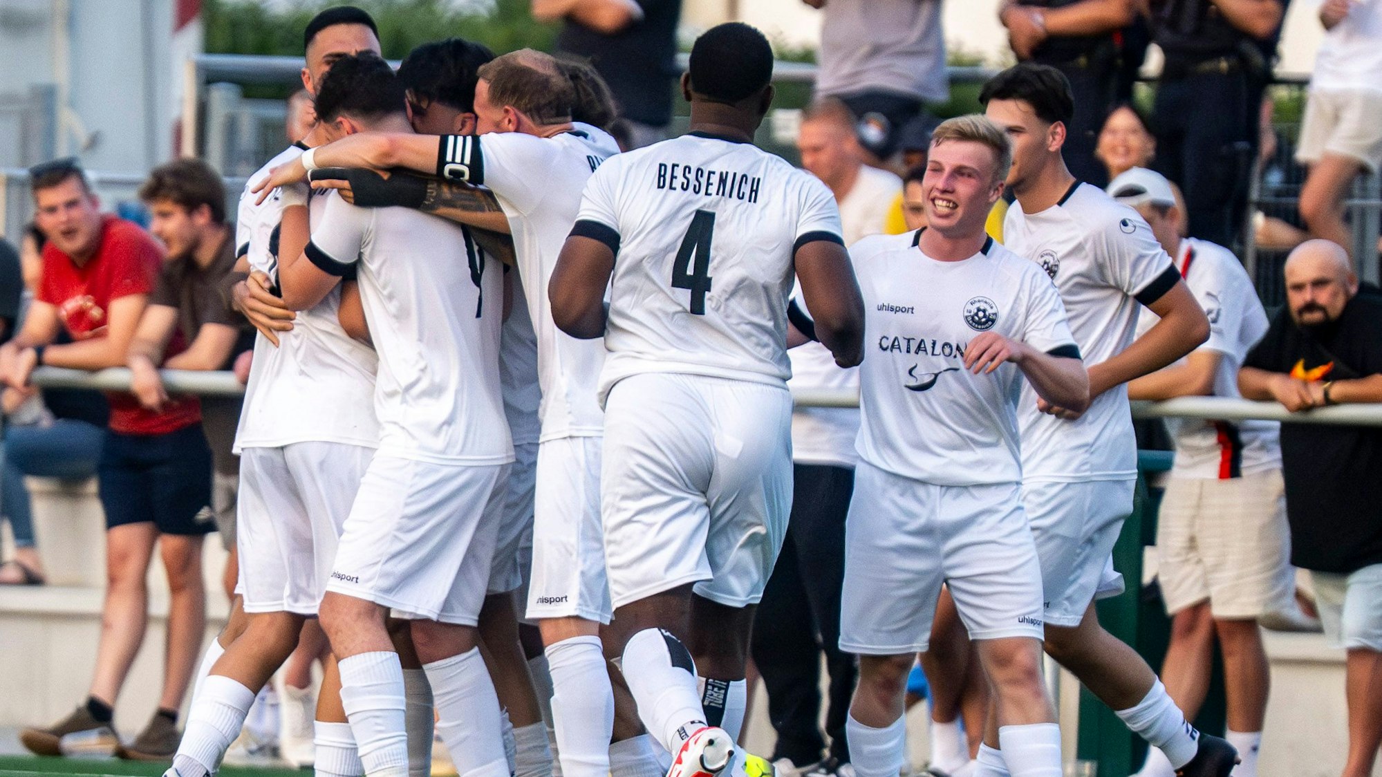 Das Bild zeigt eine Spielertraube. Die Kicker freuen sich über ein Tor.