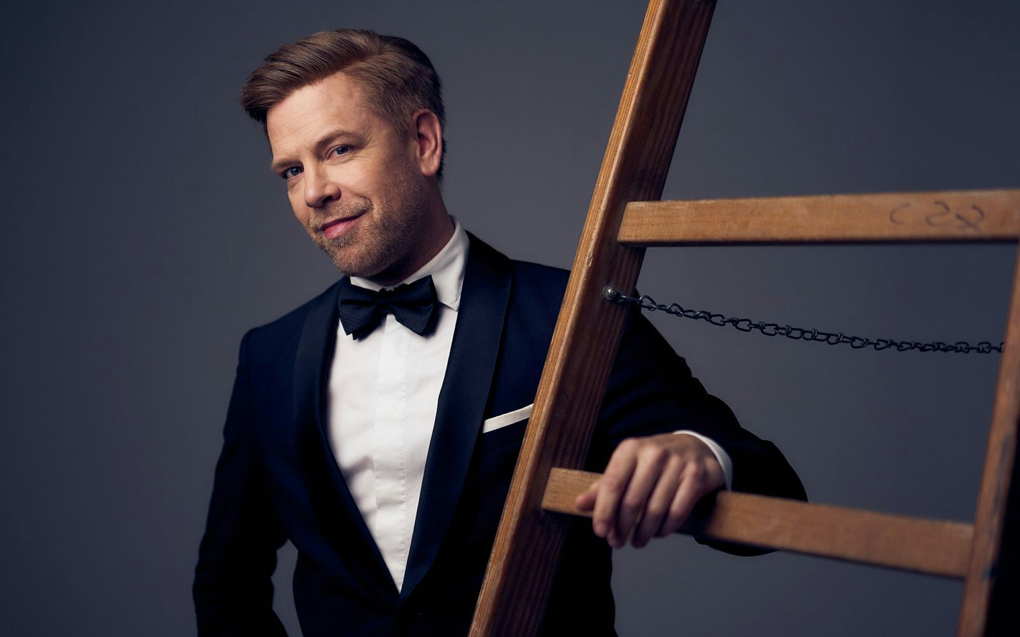 Auf seinem neuen Album „Kleiner Junge, große Reise“ singt Jazz-Musiker Tom Gaebel erstmals komplett auf Deutsch - und vor allem über seine eigene Biografie. (Bild: Marcel Brell)