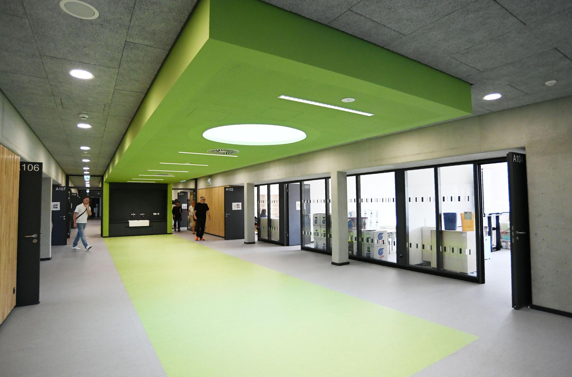 In der Grundschule Friedrich-Karl-Straße lernen die Schülerinnen und Schüler jahrgangsübergreifend im Cluster: Im Zentrum treffen sie sich in einem Flur, der Lern- und Freizeitort zugleich ist.