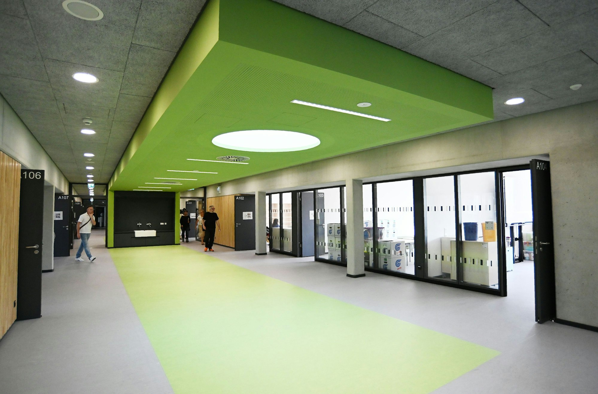 In der Grundschule Friedrich-Karl-Straße lernen die Schülerinnen und Schüler jahrgangsübergreifend im Cluster: Im Zentrum treffen sie sich in einem Flur, der Lern- und Freizeitort zugleich ist.
