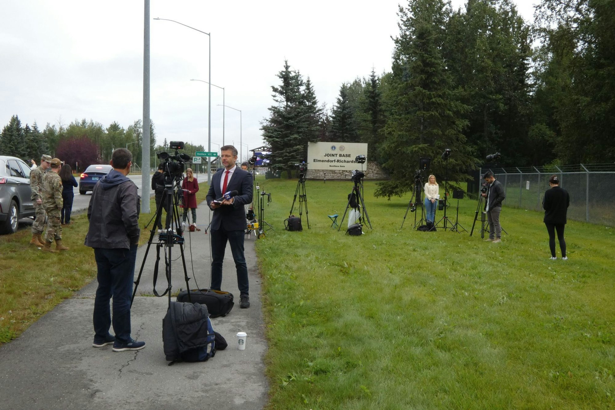 Journalisten stehen am Militärstützpunkt, auf dem das Treffen zwischen Putin und Trump voraussichtlich stattfindet.
