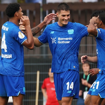 BAU// 15.08.2025 Aspach Fußball SG Sonnenhof Großaspach vs. Bayer 04 Leverkusen, Torschütze Patrik Schick Leverkusen, MItte jubelt über sein Tor zum 0:1 *** BAU 15 08 2025 Aspach soccer SG Sonnenhof Großaspach against Bayer 04 Leverkusen, goal scorer Patrik Schick Leverkusen, center cheers about his goal for 0 1