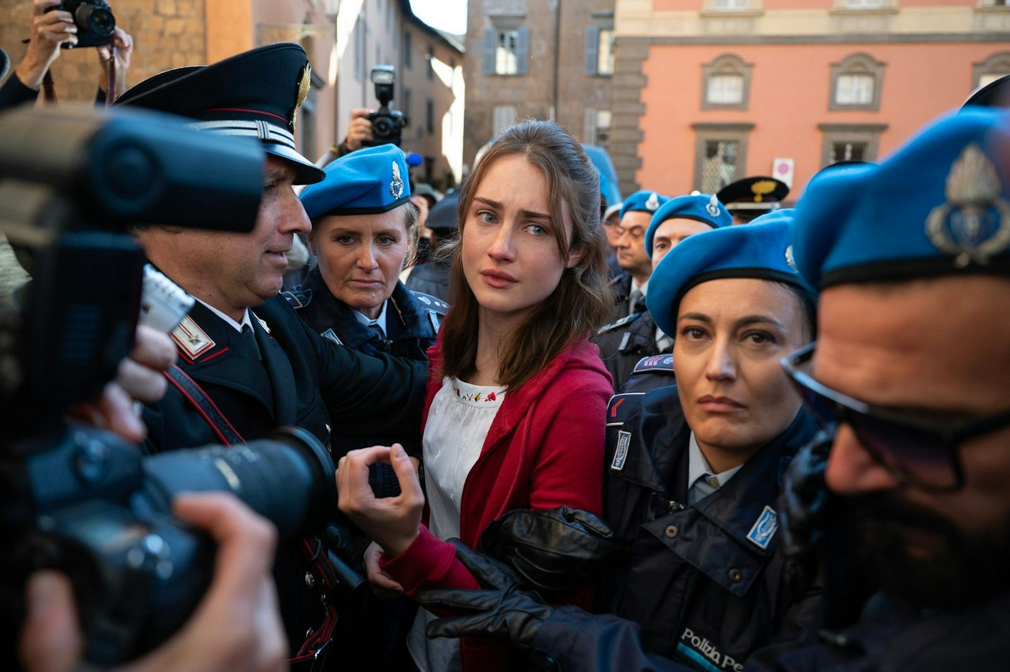 Amanda Knox (Grace van Patten) - unschuldiges Opfer der italienischen Justiz und sensationslüsterner Medien? Die Serie „The Twisted Tale of Amanda Knox“ erzählt laut Produzentin K.J. Steinberg von den „verheerenden Auswirkungen falscher Narrative“. (Bild: Disney/Andrea Miconi)