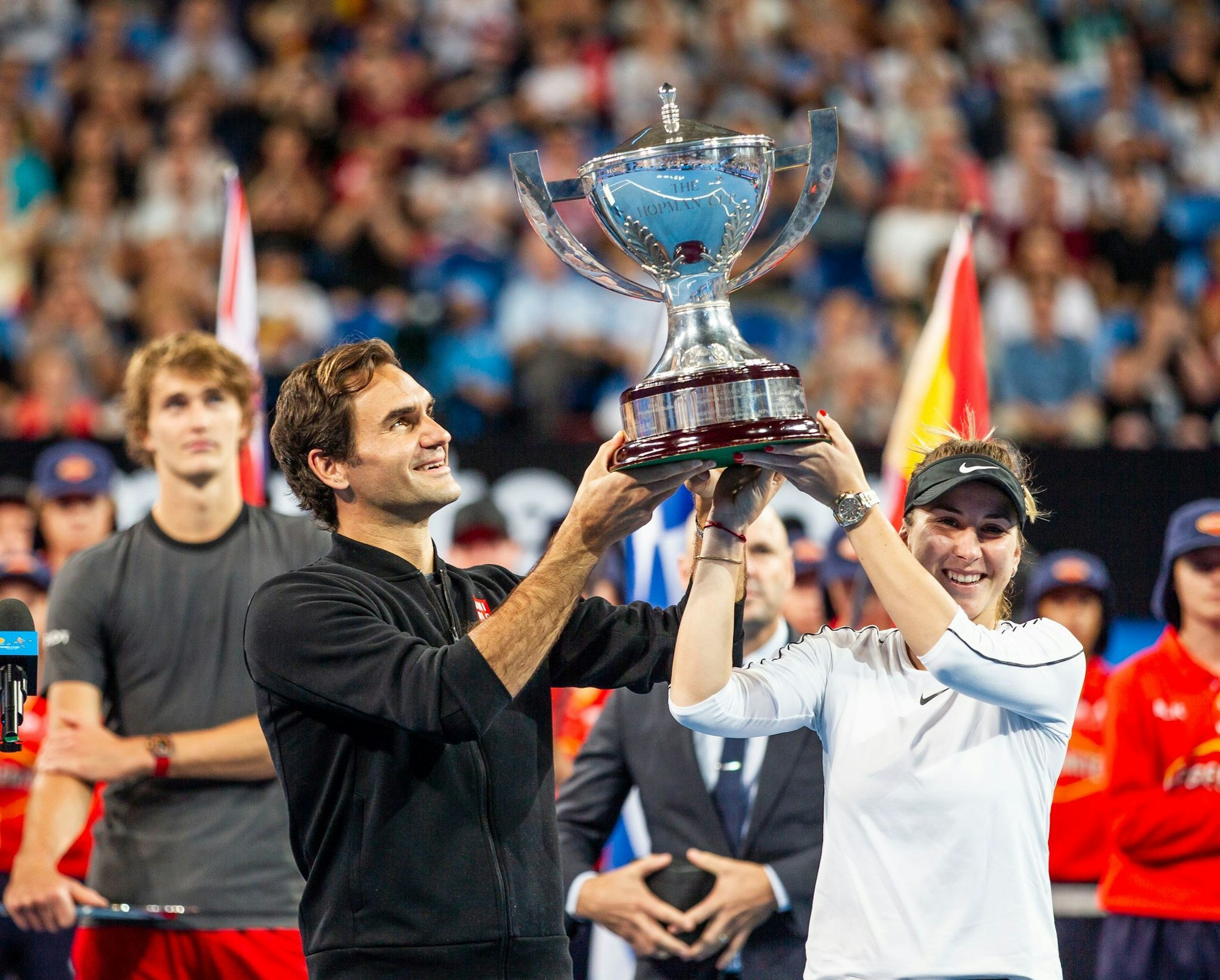 Belinda Bencic (r) spielte einst beim United Cup Mixed mit Roger Federer (r) - gegen Alexander Zverev.
