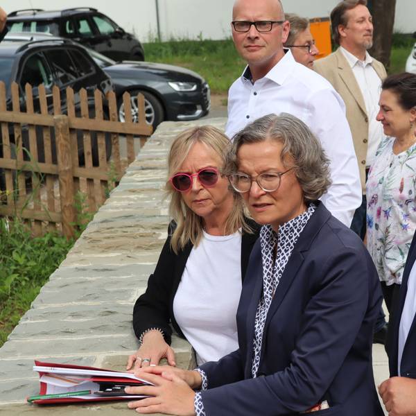 NRW-Heimatministerin Ina Scharrenbach und die Bad Münstereifeler Bürgermeisterin Sabine Preiser-Marian besichtigen ein Wiederaufbauprojekt in der Stadt Bad Münstereifel