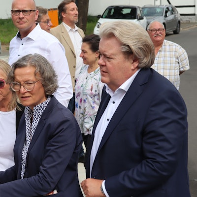 NRW-Heimatministerin Ina Scharrenbach und die Bad Münstereifeler Bürgermeisterin Sabine Preiser-Marian besichtigen ein Wiederaufbauprojekt in der Stadt Bad Münstereifel