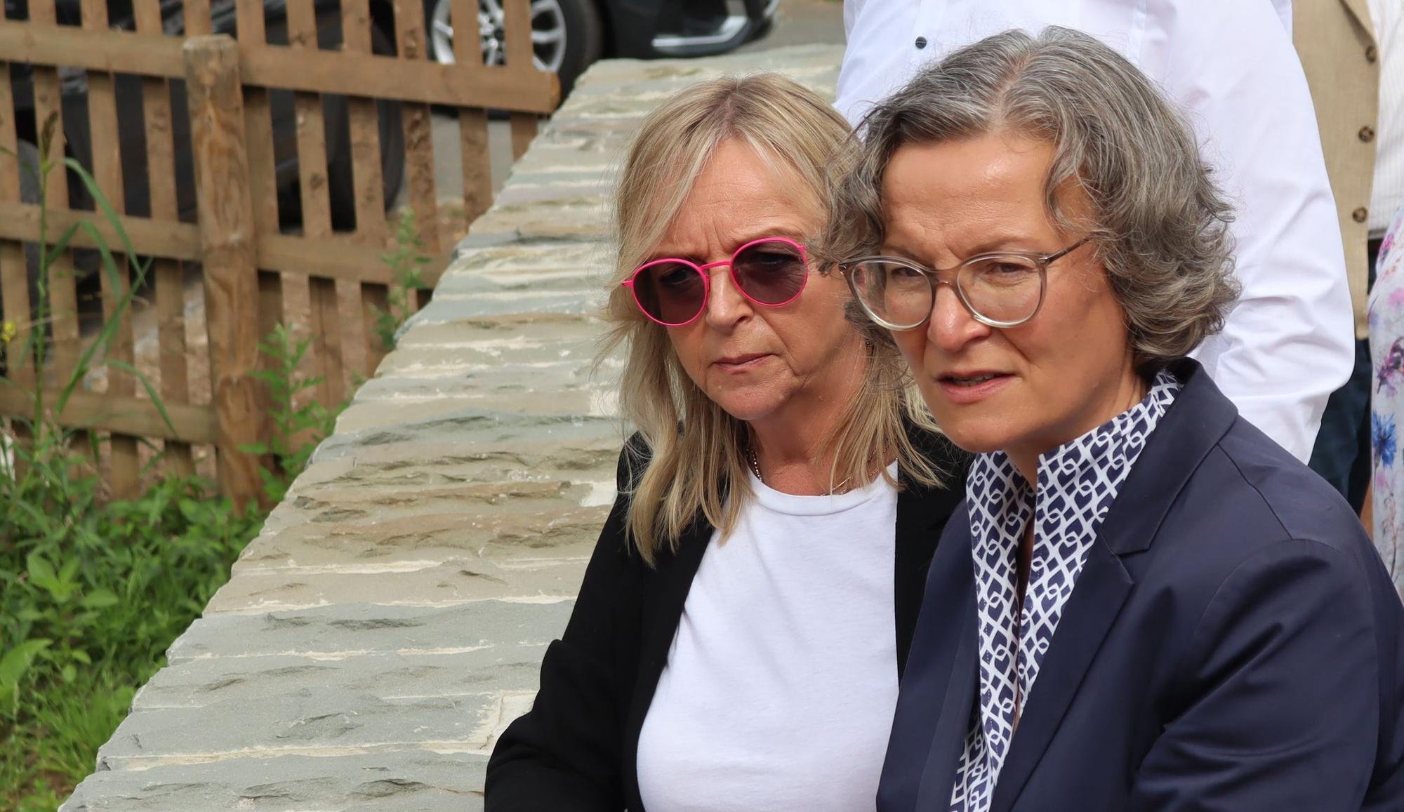 NRW-Heimatministerin Ina Scharrenbach und die Bad Münstereifeler Bürgermeisterin Sabine Preiser-Marian besichtigen ein Wiederaufbauprojekt in der Stadt Bad Münstereifel