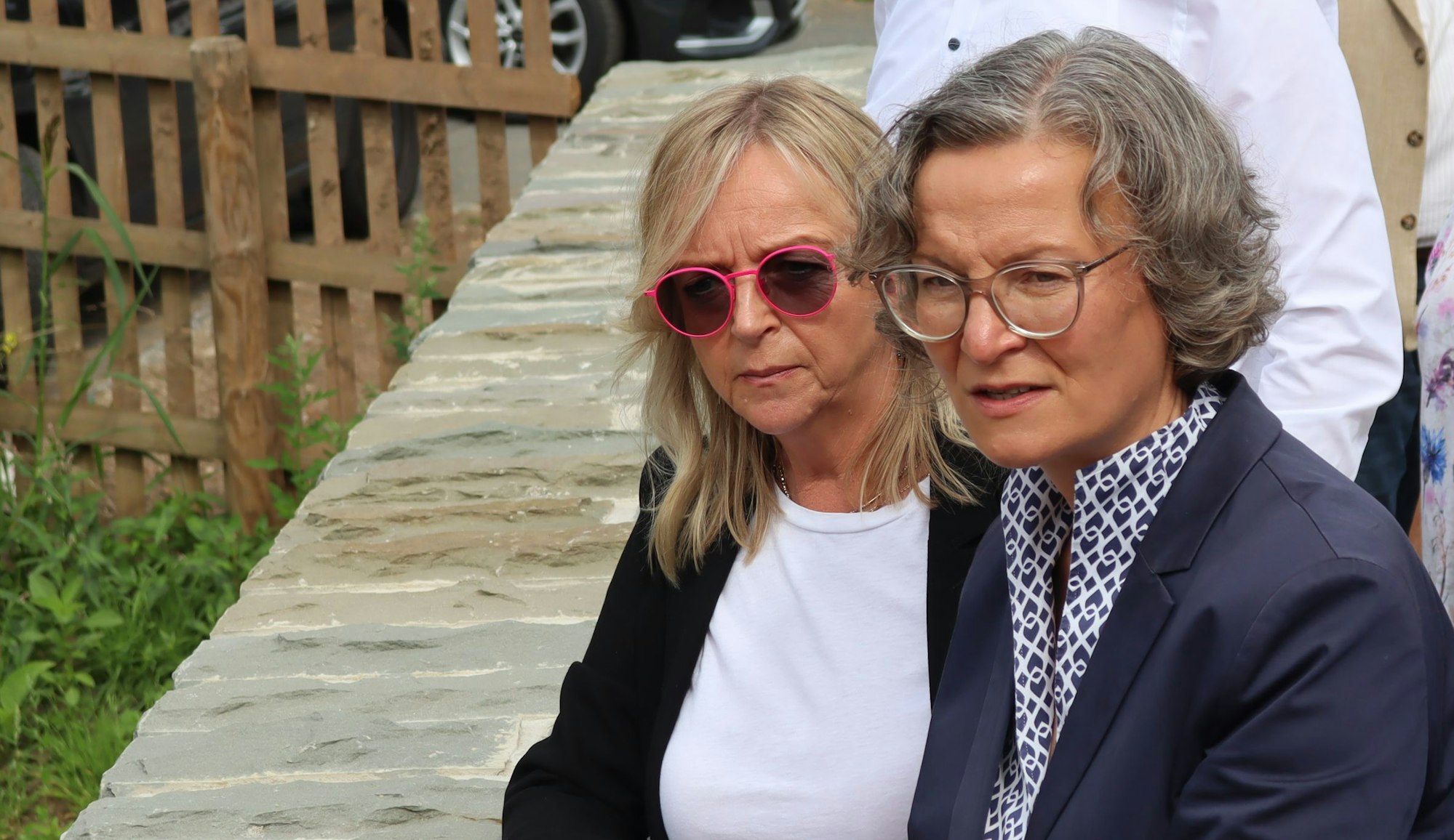 NRW-Heimatministerin Ina Scharrenbach und die Bad Münstereifeler Bürgermeisterin Sabine Preiser-Marian besichtigen ein Wiederaufbauprojekt in der Stadt Bad Münstereifel