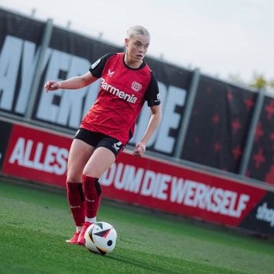 14.04.25, Frauen, Fussball, 1.BL, Saison 2024/2025, Bayer 04 Leverkusen - 1. FC Köln, 19. Spieltag Cornelia Kramer 7 von Bayer 04 Leverkusen am Ball Leverkusen Ulrich-Haberland-Stadion NRW Deutschland *** 14 04 25, Women, Soccer, 1 BL, Season 2024 2025, Bayer 04 Leverkusen 1 FC Köln, Matchday 19 Cornelia Kramer 7 of Bayer 04 Leverkusen on the ball Leverkusen Ulrich Haberland Stadion NRW Germany