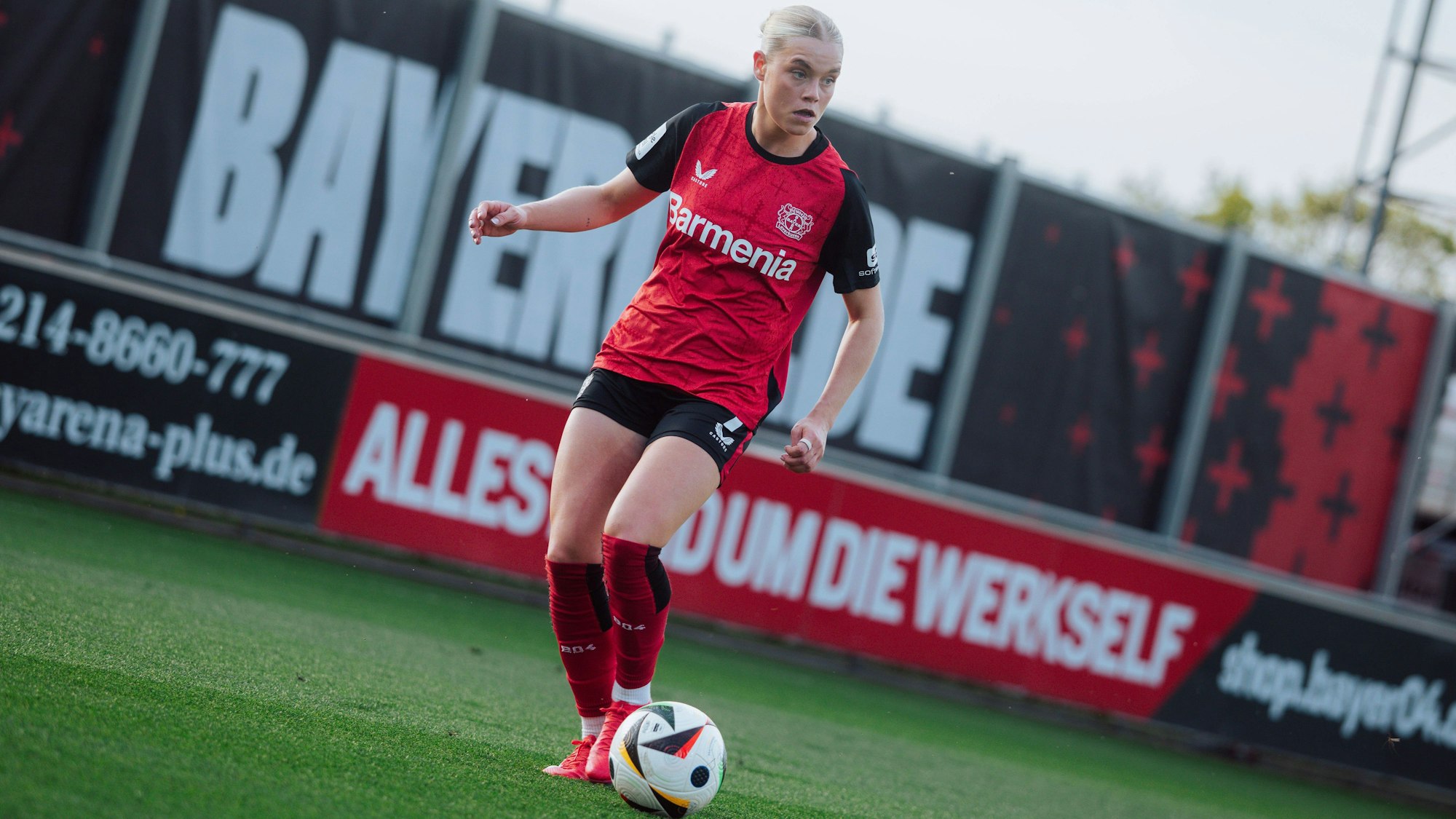 14.04.25, Frauen, Fussball, 1.BL, Saison 2024/2025, Bayer 04 Leverkusen - 1. FC Köln, 19. Spieltag Cornelia Kramer 7 von Bayer 04 Leverkusen am Ball Leverkusen Ulrich-Haberland-Stadion NRW Deutschland *** 14 04 25, Women, Soccer, 1 BL, Season 2024 2025, Bayer 04 Leverkusen 1 FC Köln, Matchday 19 Cornelia Kramer 7 of Bayer 04 Leverkusen on the ball Leverkusen Ulrich Haberland Stadion NRW Germany