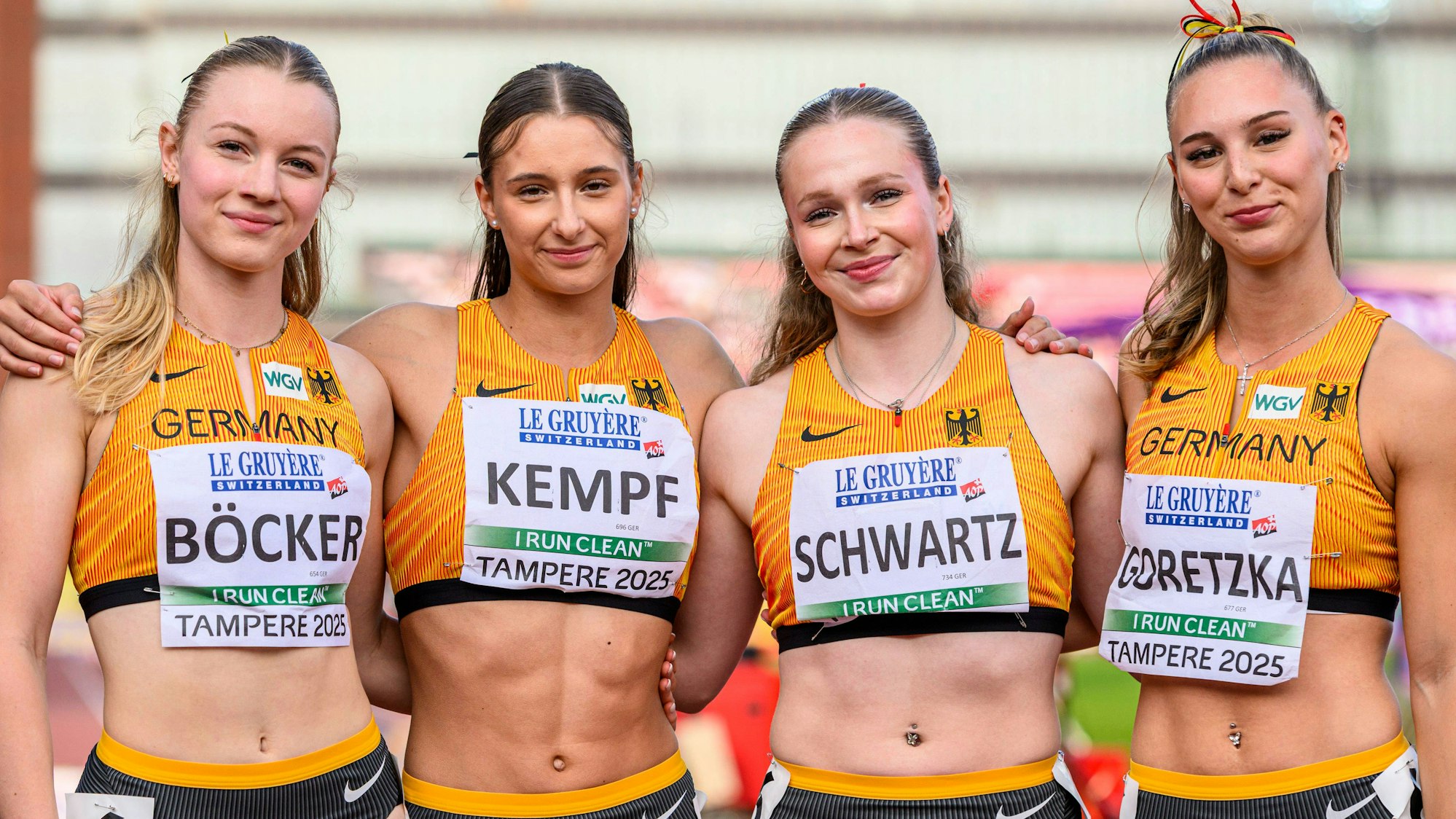 Zu sehen sind vier junge deutsche Staffelläuferinnen.