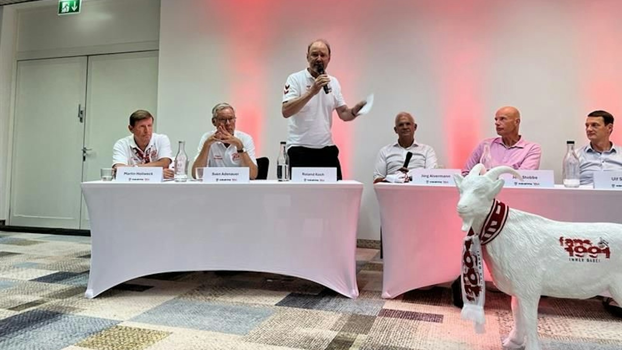 Roland Koch steht bei einer Debatte der Vorstandskandidaten des 1. FC Köln und spricht.