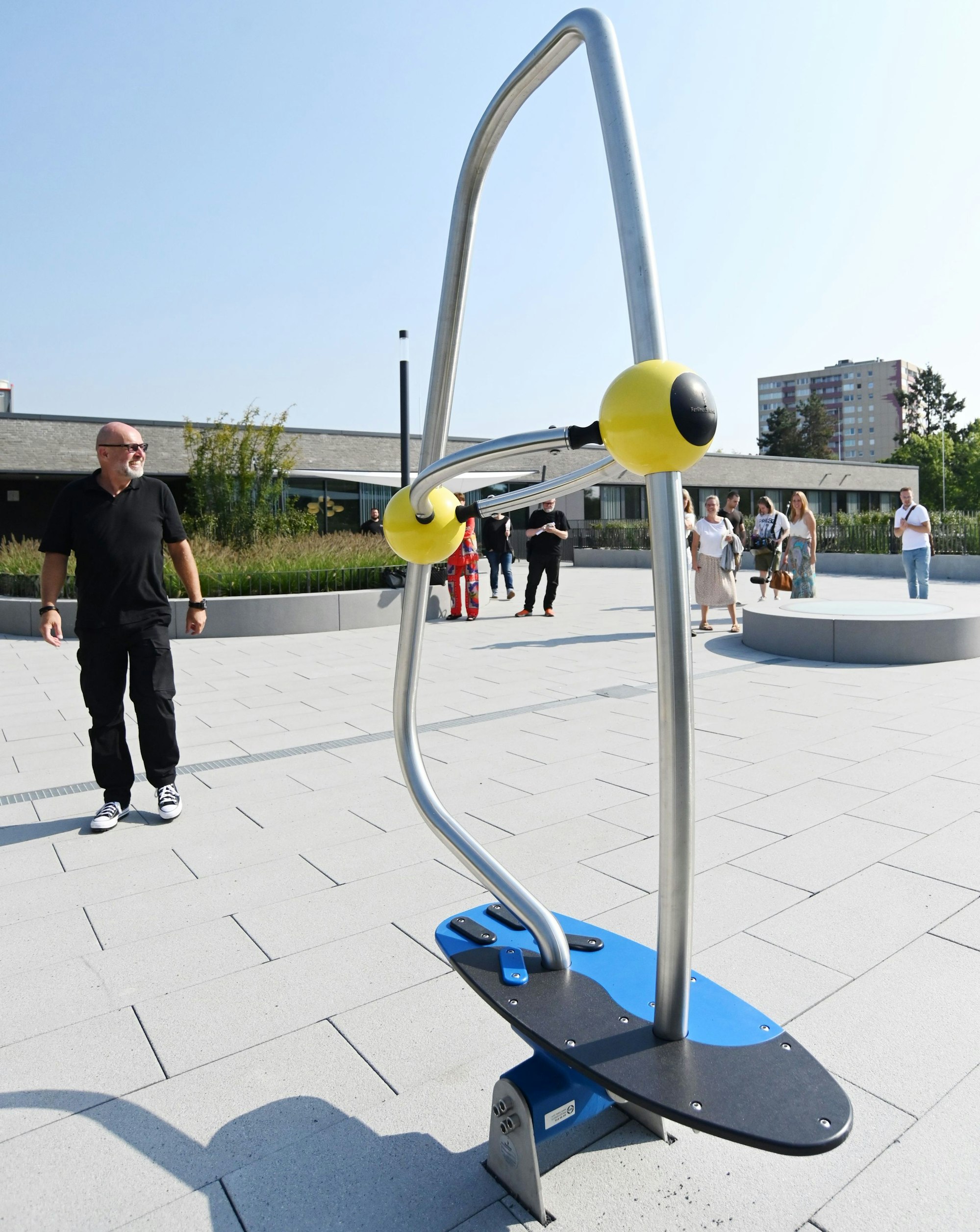 Einer der drei Schulhöfe der neuen Grundschule in Nippes ist auf dem Gebäudedach zu finden: mit Sonnensegel und „Surfboard“.