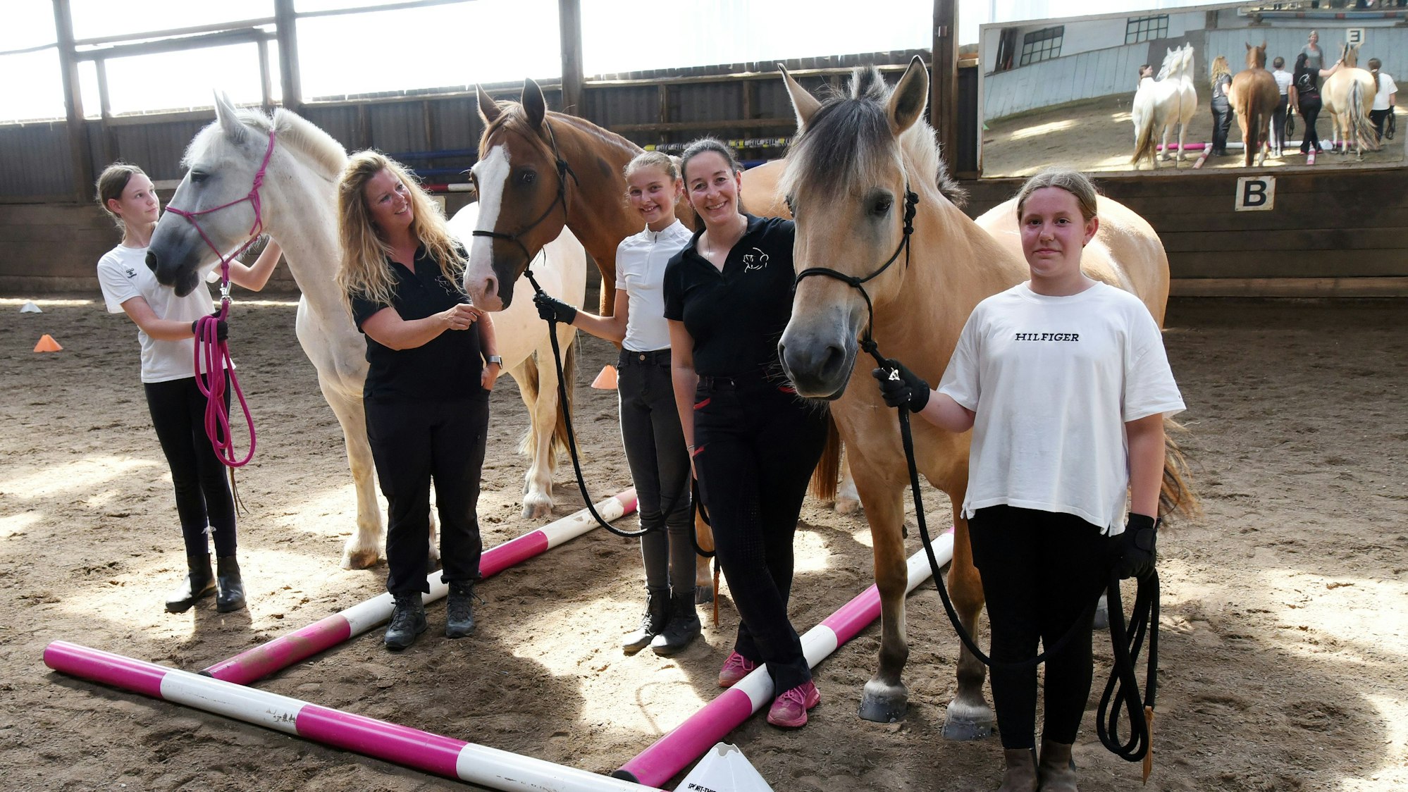Mir den Pferden aufgestellt sind die Lehrgangsleiterin, die Trainerin und die Prüflinge.