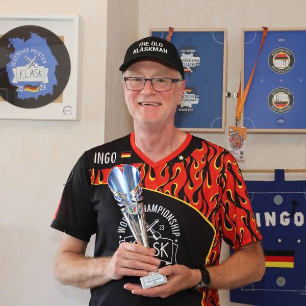 Das Foto zeigt Ingo Ebel mit einem Pokal in der Hand