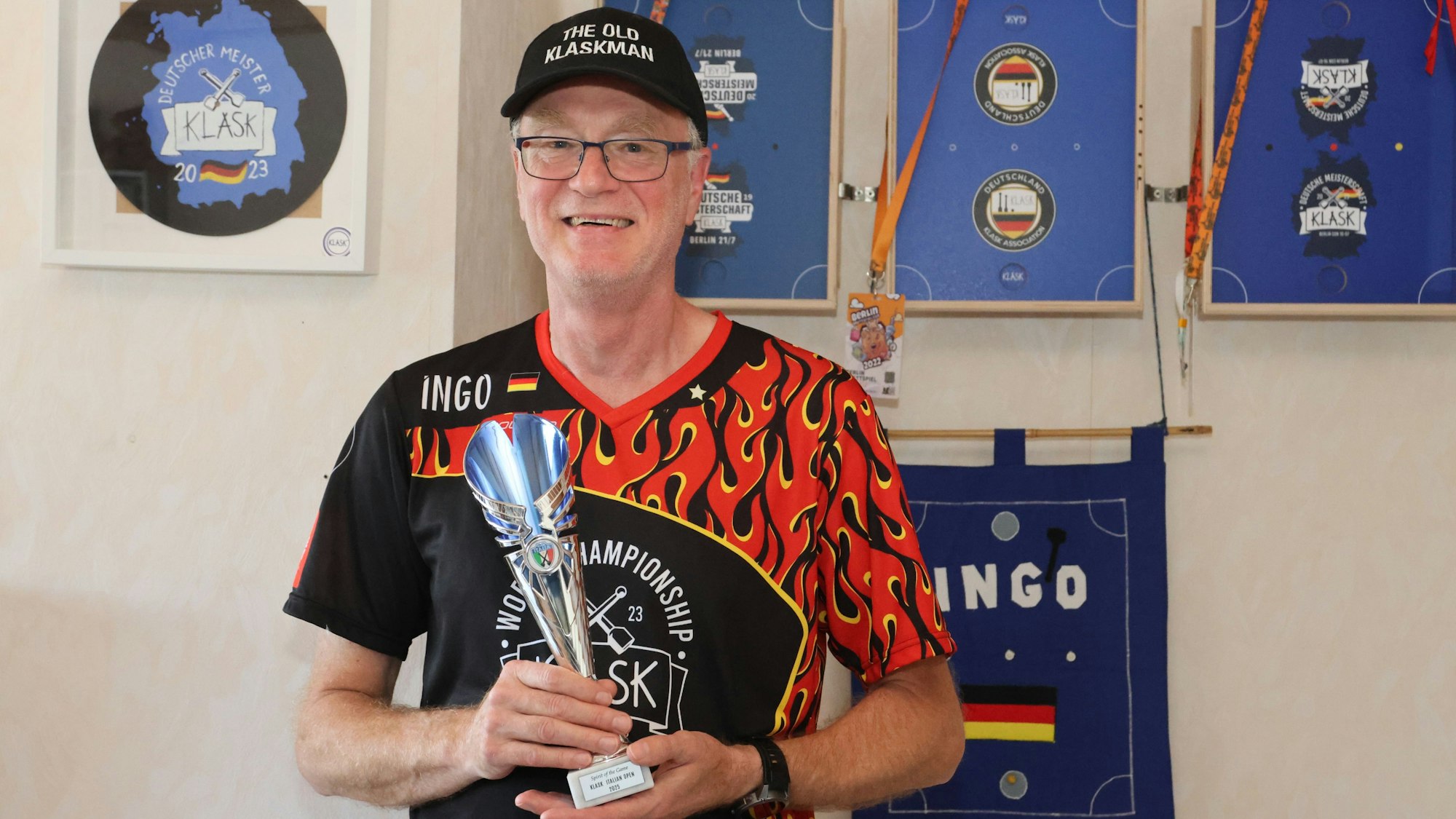 Das Foto zeigt Ingo Ebel mit einem Pokal in der Hand