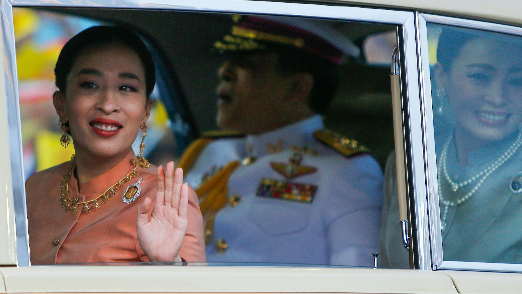 Prinzessin Bajrakitiyabha sitzt in einem Wagen und winkt.