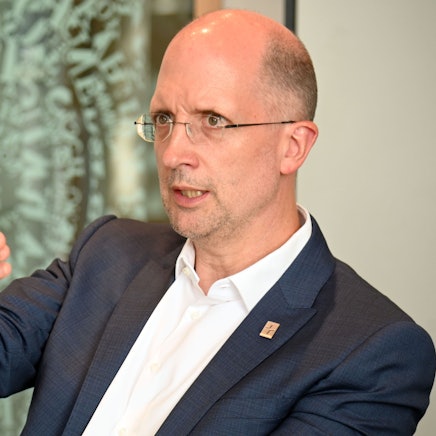 13.08.2025 Köln. Besuch von Thorsten Latzel, Präses der Evangelischen Kirche im Rheinland, zum Redaktionsgespräch mit Gerald Selch und Joachim Frank. Foto: Alexander Schwaiger